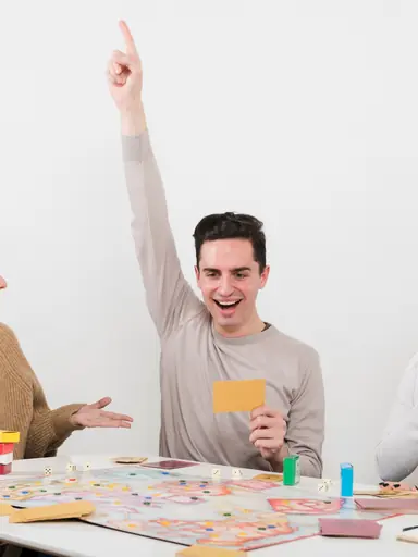 Colaboradores comemorando em jogo de tabuleiro