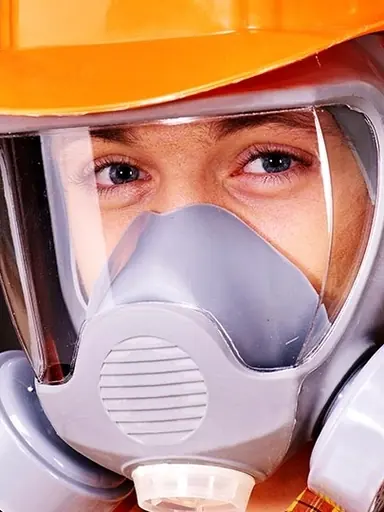 Trabalhador com máscara de proteção respiratória