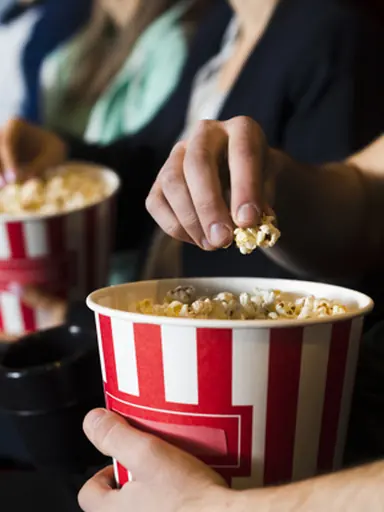 Cinema da segurança com pipoca