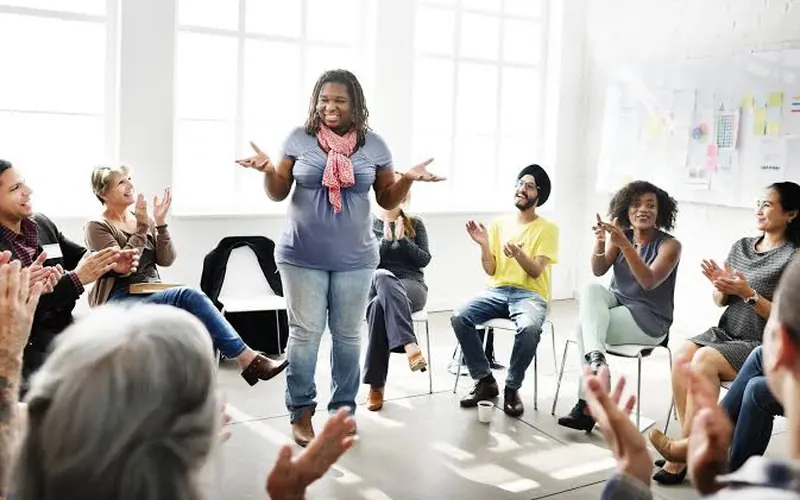 Colaboradores reunidos em roda durante uma atividade da SIPAT