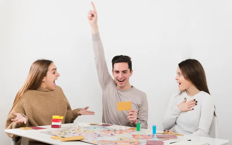 Colaboradores animados durante um jogo de tabuleiro